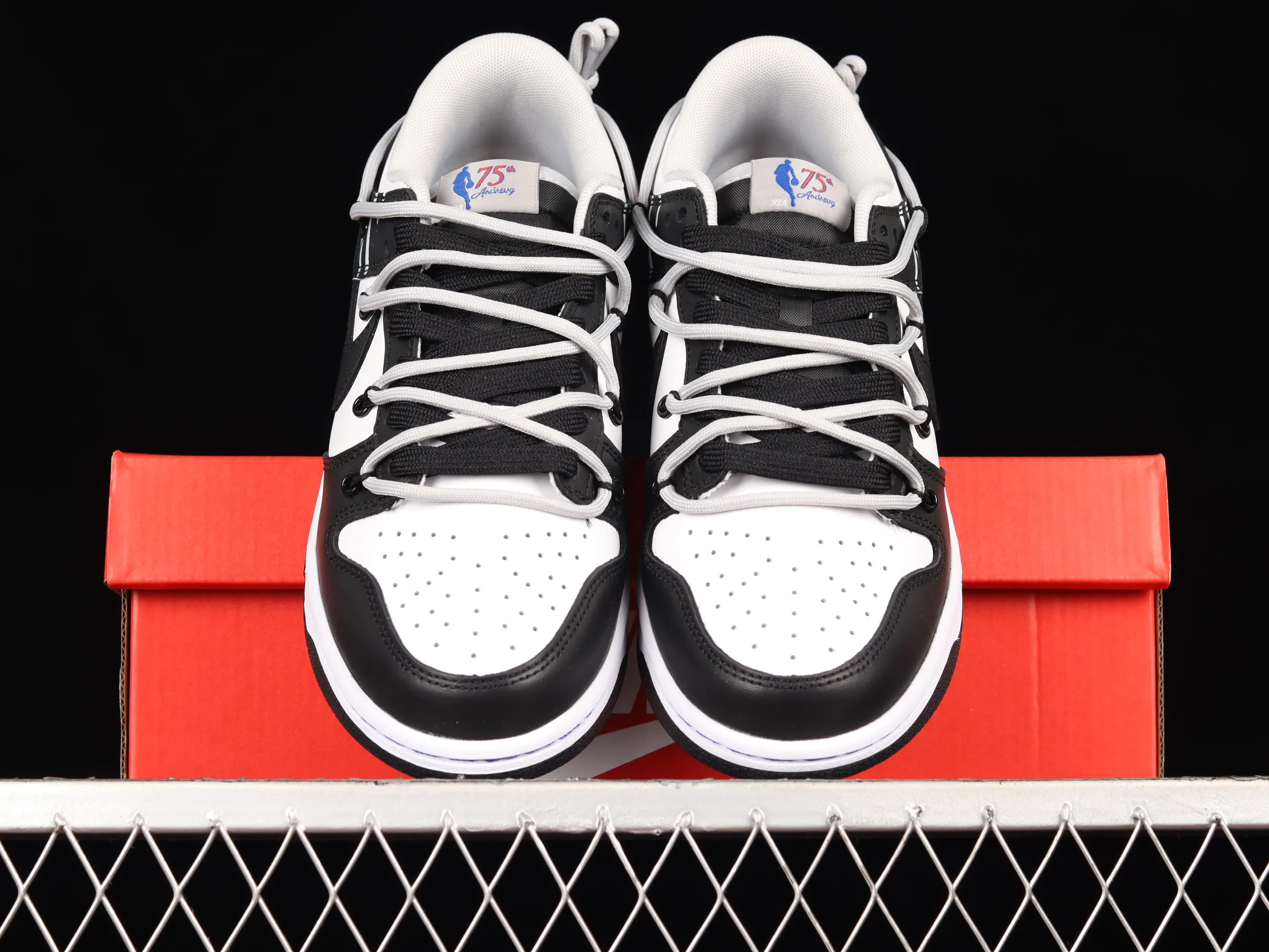 All categories Nk SB Dunk series Nk SB Dunk Low low-top sneakers F version Nk Dunk Low "CNY" Year of the Tiger limited edition SB smashing backboard fashion casual sneakers DD3363-002